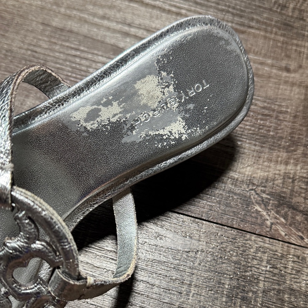 Tory Burch Miller Bombé Low Heel Sandals in metallic silver leather - Picture 10 of 13